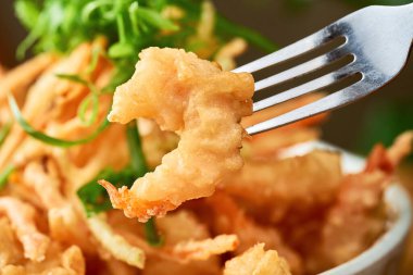 Tempura 'da kızarmış karides, çatalla doğranmış. Yaklaş, seçici odaklanma. Deniz ürünleri.