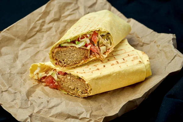 Shawarma Roll Met Falafel Groenten Pitabrood Een Zwarte Achtergrond — Stockfoto