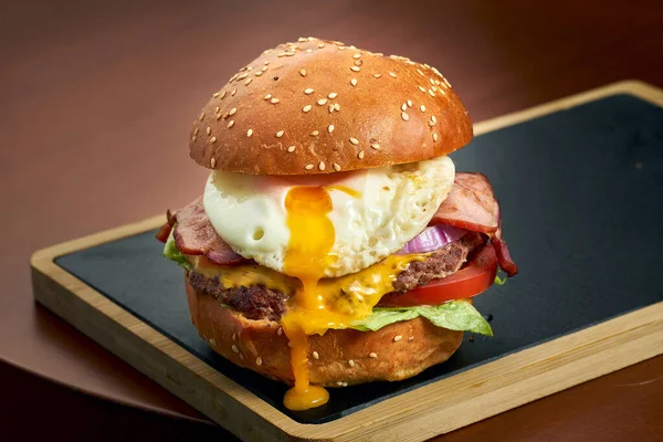 Beef Burger Mit Käse Tomaten Zwiebeln Speck Und Auf Einer — Stockfoto