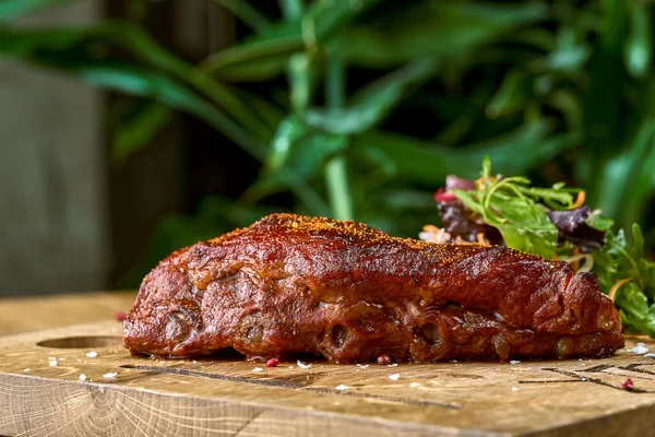 Gegrillte Schweinerippchen Barbecue Sauce Auf Einem Holzbrett Bbq Amerikanisches Essen — Stockfoto
