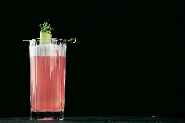 酒精鸡尾酒加西瓜和黄瓜加冰块的杯子 — 图库照片