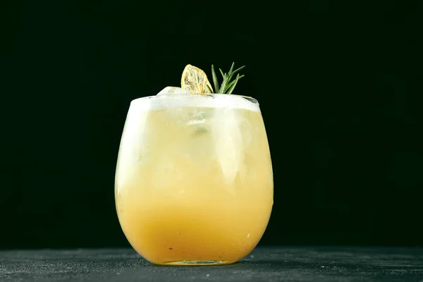 酒精鸡尾酒 杜松子酒和橙汁 石灰和薄荷加冰块 — 图库照片