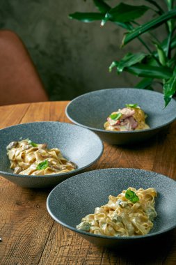 Orman mantarı, carbonara ve peynirli 3 pastırmalı kompozisyon. İtalyan yemeği.