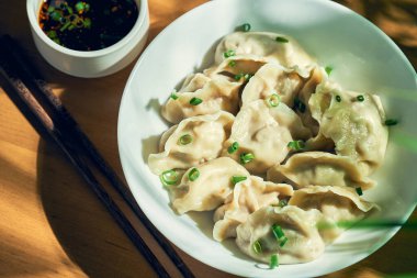 Klasik Çin hamuru, et ve baharatlı soya sosuyla birlikte beyaz tabakta. Çin mutfağı.