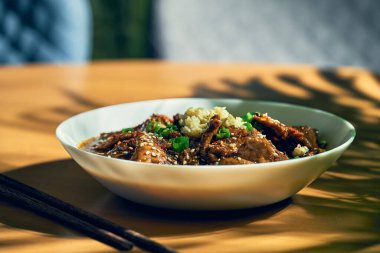 Baharatlı soslu Sichuan baharatlı eti, sarımsak, biber, beyaz kasede susam tohumu. Çin mutfağı. shuizhu, shui zhu