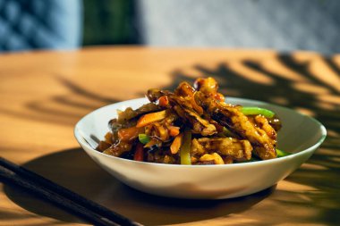 Biber ve domatesli tatlı ve ekşi soslu kızarmış patlıcan. Çin tarifi ve mutfağı