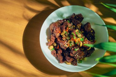 Kızarmış barbekü domuz pirzolası, susam ve fıstık. Çin tarifi ve mutfağı.