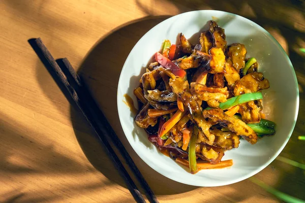 Berenjenas Fritas Salsa Agridulce Con Pimientos Tomates Receta Cocina China —  Fotos de Stock