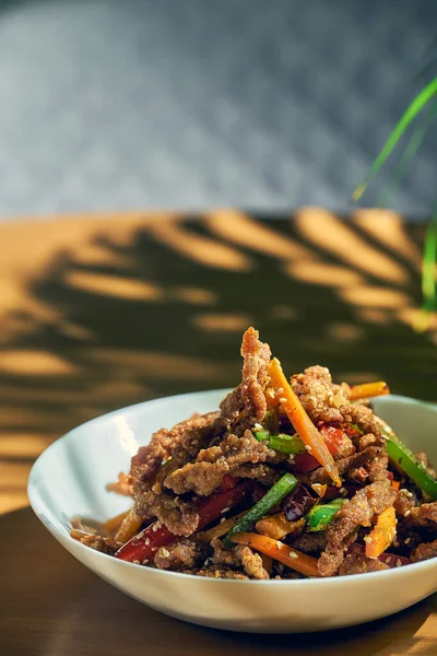 Sichuan Seco Picante Wok Carne Res Con Pimienta Semillas Sésamo —  Fotos de Stock