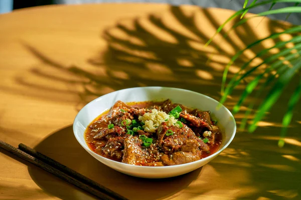Sichuan Πικάντικο Βόειο Κρέας Μια Πικάντικη Σάλτσα Σκόρδο Πιπέρι Σουσάμι — Φωτογραφία Αρχείου