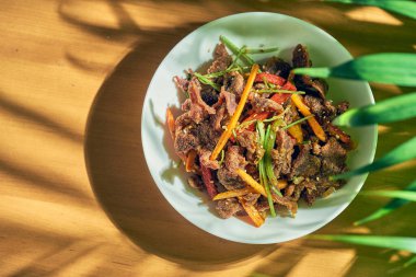 Beyaz tabakta kimyon ve sebzeli kızarmış kuzu eti. Çin mutfağı..