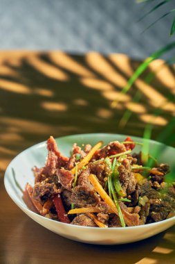 Beyaz tabakta kimyon ve sebzeli kızarmış kuzu eti. Çin mutfağı..