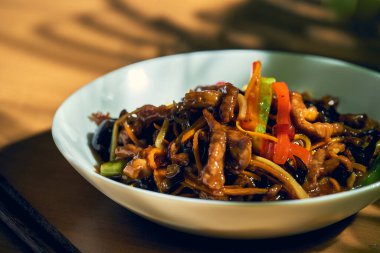 Beyaz kasede tava sebzeli tatlı ve ekşi domuz eti. Çin mutfağı..