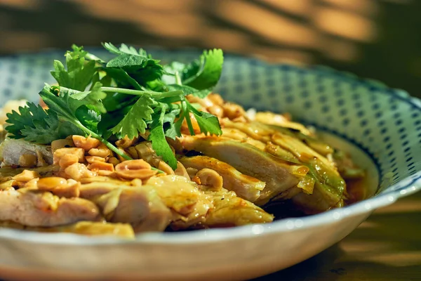 Salat Mit Gekochtem Huhn Koriander Erdnüssen Heißer Sojasauce Chinesische Küche — Stockfoto