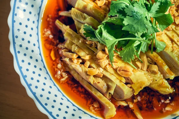 Salat Mit Gekochtem Huhn Koriander Erdnüssen Heißer Sojasauce Chinesische Küche — Stockfoto