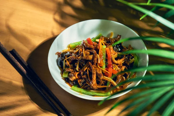 Beyaz Kasede Tava Sebzeli Tatlı Ekşi Domuz Eti Çin Mutfağı — Stok fotoğraf