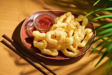 Çin usulü sebzeli bol yağda kızartılmış kalamar tempurası..