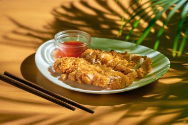 Baharatlı Sichuan soslu haşlanmış tavuk bifteği. Tavuk şnitzel.