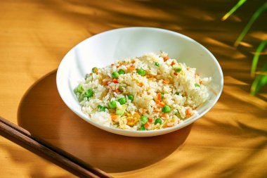 Avokadolu pilav ve bir kasede yumurta. Çin mutfağı.