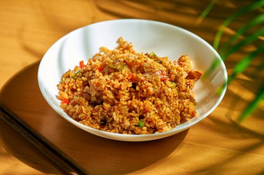 Tavuklu pilav ve mantarlı kase. Çin mutfağı.