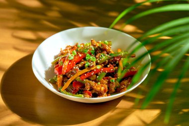 Sebze ve Sichuan biberli tatlı ve ekşi soslu sığır eti. Çin mutfağı.