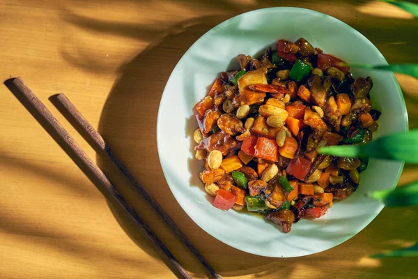 Süß Saures Huhn Mit Wok Gemüse Sesam Erdnüssen Und Sichuanpfeffer — Stockfoto