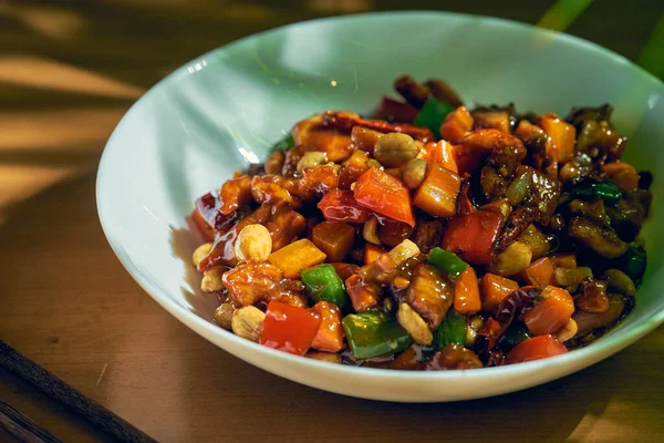 Pollo Agridulce Con Verduras Wok Cacahuetes Sésamo Pimienta Sichuan Tazón —  Fotos de Stock