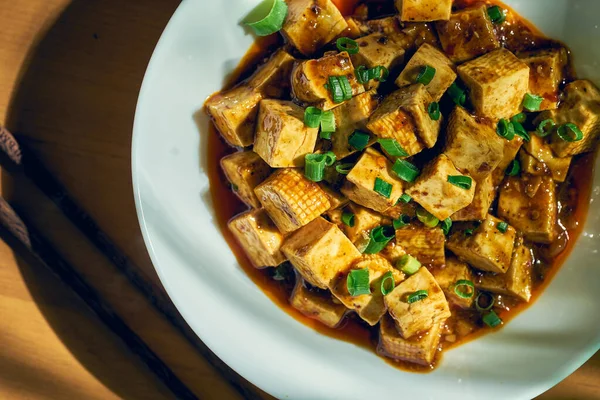 Smażone Tofu Sosie Słodko Kwaśnym Pieprzem Warzywami Białym Talerzu Kuchnia — Zdjęcie stockowe