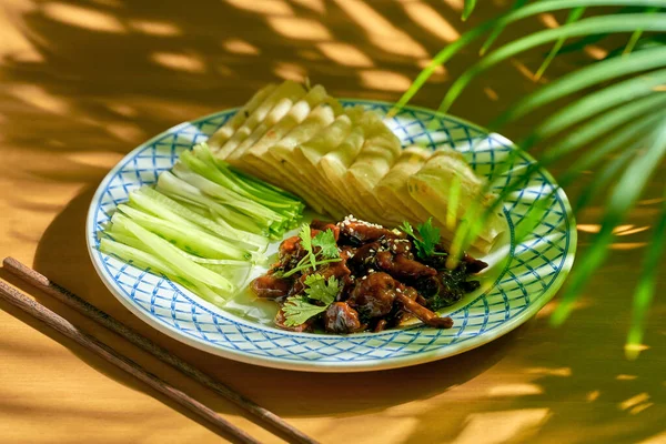 Pekinger Schweinefleisch Oder Ente Mit Gurkensalat Und Chinesischem Brot Auf — Stockfoto