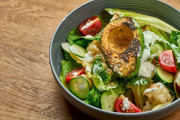 Ensalada Dieta Con Aguacate Parrilla Salsa Blanca Verduras Tazón Sobre —  Fotos de Stock