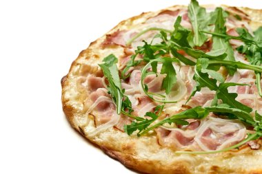 Jambonlu ve roka soslu ve erimiş peynirli pizza. Beyaz arka planda izole edilmiş gevrek kenarlı.