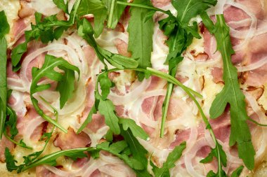 Jambonlu ve roka soslu ve erimiş peynirli pizza. Beyaz arka planda izole edilmiş gevrek kenarlı.