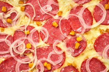 Salamlı, soğanlı ve mısırlı pizza, sos ve erimiş peynir, çıtır çıtır, beyaz arka planda izole edilmiş.