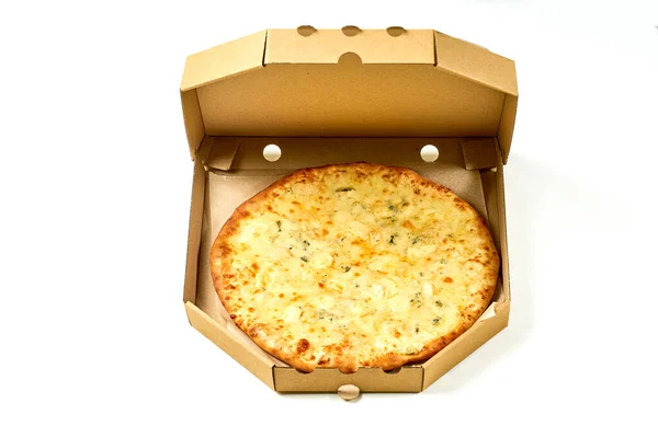 Pizza Queijo Com Molho Branco Lados Crocantes Isolado Fundo Branco — Fotografia de Stock