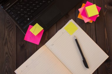 kalem defter laptop etiketleri üstünde senin okul sırası