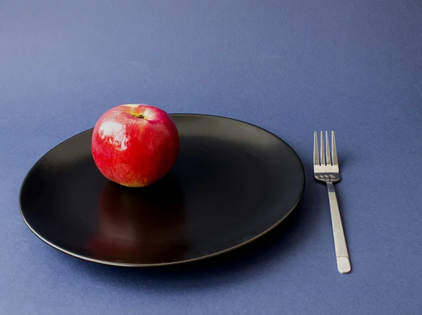 Diet , nutrition , black plate on a blue background with a juicy — Stock Photo, Image