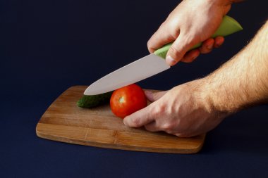 adamın elleri kırmızı domates kesmek