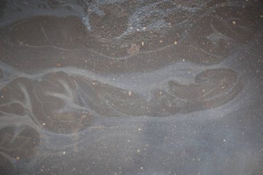 Soyut gökkuşağı etkisi arka plan, ıslak asfalt üzerindeki renkli gaz lekesi bir arabanın veya kamyonun altındaki sızıntıdan kaynaklanıyor. Çevre kirliliği kavramı.