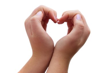 Beyaz arka planda izole edilmiş iki kadın eli. Genç bir kadın parmaklarıyla kalp şekli oluşturuyor..