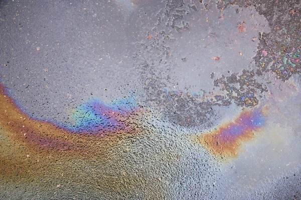 Цветные Пятна Бензина Черном Асфальте Концепция Промышленного Загрязнения Асфальтовая Дорога — стоковое фото