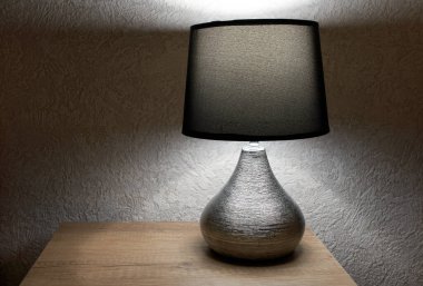 Masada duvara dayalı tipik lamba, metin için boşluk.