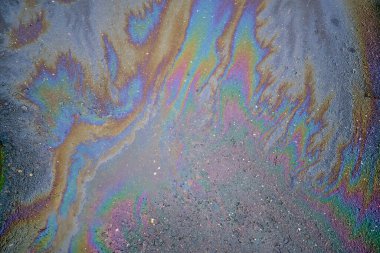 Asfaltta dairesel gökkuşağı benzin lekesi.