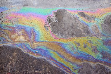 Asfaltta bir gökkuşağı Benzin veya yağ lekesi.