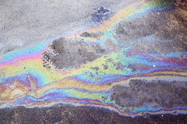 Asfalttaki yağ lekesi, Asfalt Yolu 'ndaki benzin lekeleri doku ya da arka plan olarak. Yanardöner benzin lekeleri..