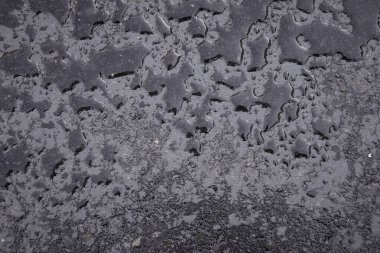 Islak asfalta su damlaları, arka plan dokusu.