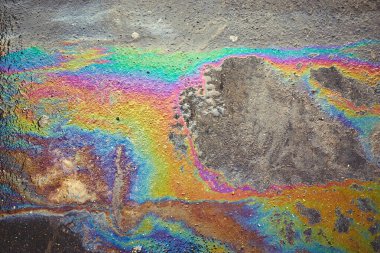 Asfalt üzerindeki yanardöner benzin lekesi Doku veya Arkaplan olarak