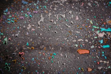 Asfalt yolundaki yağ lekesi yağmurdan sonra. Soyut yakın plan çekimleri. Endüstriyel kavram