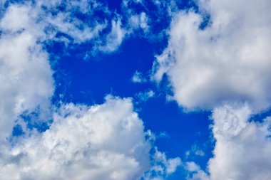 Koyu mavi gökyüzünde yakın bulutlar