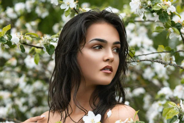 開花リンゴの木の近くの庭で穏やかな若いエレガントな美しい少女の肖像画 若者の概念 — ストック写真