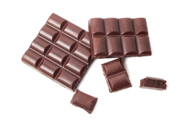 Kırık siyah gözenekli çikolata çubuğu, beyaz izole arkaplanda çikolata parçaları. Beyaz arka planda nefis siyah havalandırmalı çikolata.